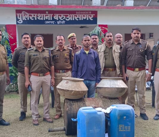 खेत में बने कमरे में 80 लीटर कच्ची शराब पकड़ी,