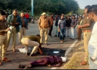 हाईवे पर कंटेनर की टक्कर से बाइक सवार की दर्दनाक मौत, दो घायल