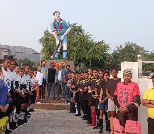 प्रदर्शनी हाकी मेच खेल दद्दा को श्रद्धांजलि अर्पित