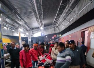 जब चलती ट्रेन के जनरल कोच में खुशियां चहक उठीं