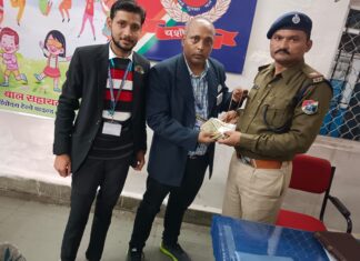 शुक्रिया , कोच में छूटा हुआ पर्स सही सलामत मिला