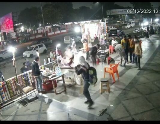 झांसी स्टेशन पर मल्टीप्लेक्स कांपलेक्स में अनधिकृत दुकान में भीषण हादसा, कई यात्री झुलसे