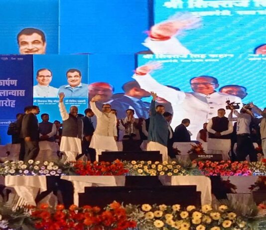 गडकरी ने किया ओरछा में 68 सौ करोड़ की सड़कों का शिलान्यास व लोकार्पण