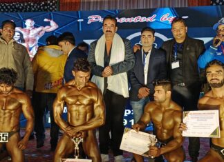 झांसी बॉडी बिल्डिंग शो में महिला व पुरुष बॉडी बिल्डर्स ने दिखाया दमखम