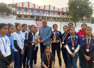 महारानी लक्ष्मीबाई टीम ने विजेता ट्राफी पर कब्जा किया