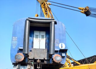 क्रेन से AC कोच को ट्रैक से उतरने पर कुशलतापूर्वक उठाया