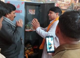 मंदिर का ताला तोड़कर चोरों ने उड़ाई भगवान की प्रतिमा, दान राशि, मुकुट