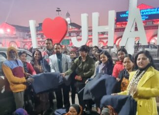 महिला व्यापार मंडल महानगर शाखा ने झांसी स्टेशन पर गरीबों को बांटे कंबल