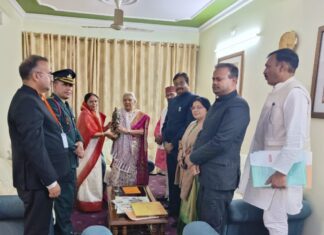 एमएलसी रमा निरंजन द्वारा राज्यपाल से सरदार पटेल स्मृति में ट्रेन, संस्थान, स्टेडियम एवं हवाई अड्डा के नामांकन की मांग