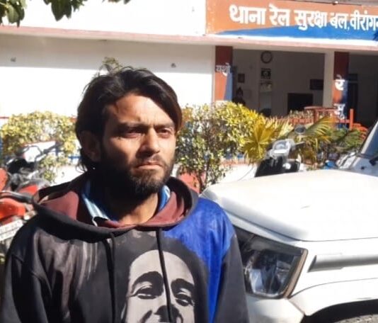 झांसी स्टेशन से फर्जी आरपीएफ कर्मी ले उड़ा प्रेमिका व प्रेमी के रुपये