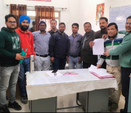 एनपीएस के विरोध व पुरानी पेंशन योजना लागू करने किए हस्ताक्षर