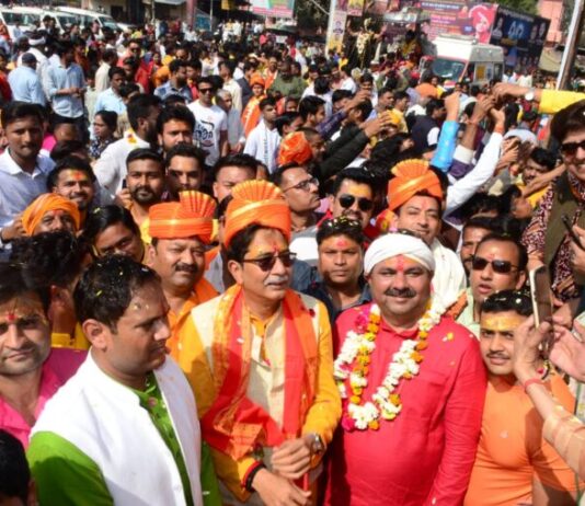 झांसी में प्राचीन मड़िया मंदिर शिव बारात में उमड़ा भक्तों का सैलाव