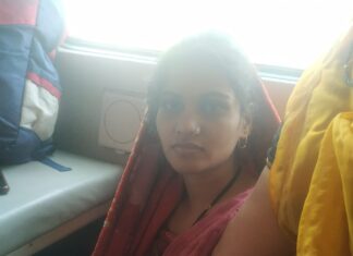 चलती ट्रेन में महिला ने दिया बच्चे को जन्म