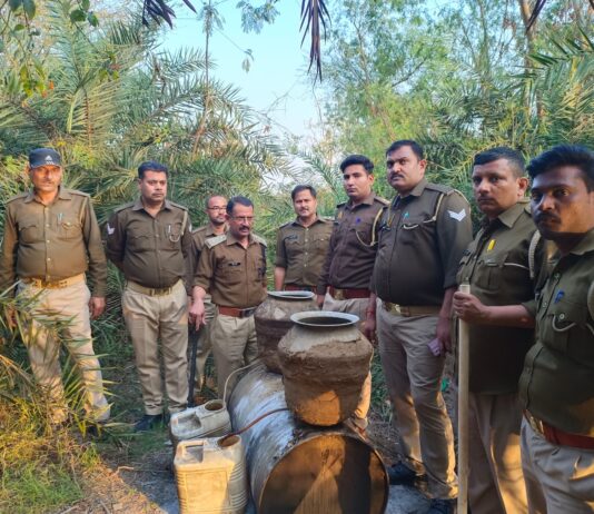 डोंगरी चेक डेम, इमिलिया, बरूआ पुरा में छापे,150 ली कच्ची शराब बरामद