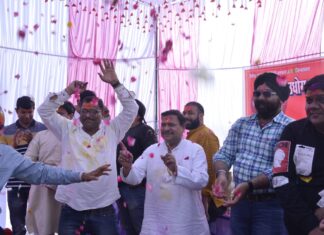 चंदन, गुलाल लगाकर व फूलों की वर्षा कर मिले होली