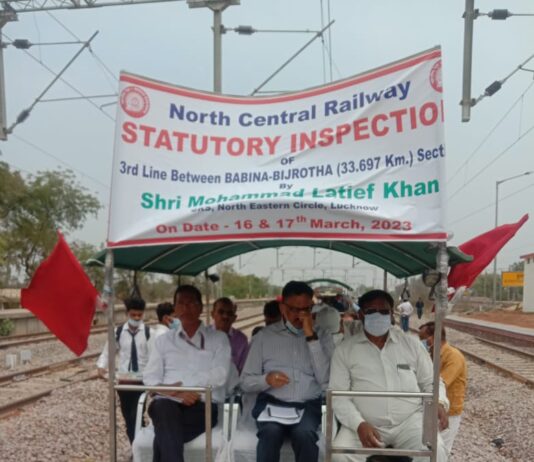 सीआरएस द्वारा बबीना-माताटीला रेल खंड के मध्य नव तिहरीकृत रेल लाइन का निरीक्षण