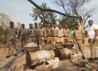 आबकारी व पुलिस की छापेमारी में 390 लीटर कच्ची शराब बरामद