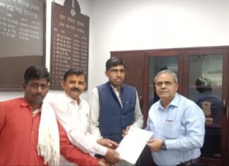 कुलियों की मांगों पर प्रधान मुख्य वाणिज्य प्रबंधक को ज्ञापन