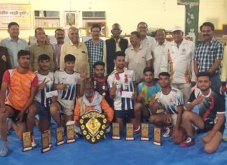 ओपन वर्ग कब्बड्डी टूर्नामेंट में झांसी ने धमना टीम पर जीत हासिल की
