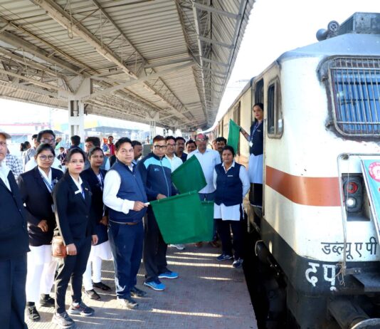 अंतर्राष्ट्रीय महिला दिवस पर महिला कर्मियों द्वारा बुंदेलखंड एक्सप्रेस का सञ्चालन