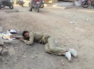 हंगामा है क्यों वरपा थोड़ी सी ही तो पी है ….