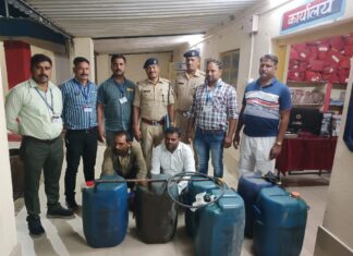 ललितपुर में रेल इंजन से 3 सौ लिटर डीजल चोरी,  दो शातिर चोर हत्थे चढ़े