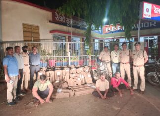 ग्वालियर में रेल सम्पत्ति चोरी करते दो पकड़े, कबाड़ी भी हत्थे चढ़ा