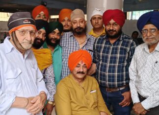 गुरुद्वारे में माथा टेक कर वैशाखी की लख लख बधाइयां दीं