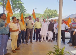 यूएमआरकेएस द्वारा एआईआरएफ से संबंधित यूनियनों की दबंगई के विरोध में रेल मंत्री को ज्ञापन