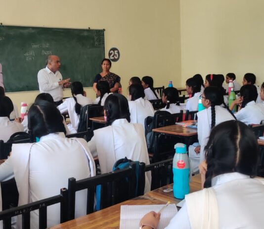 ज़िला विद्यालय निरीक्षक द्वारा महारानी लक्ष्मीबाई इंटर कालेज का निरीक्षण