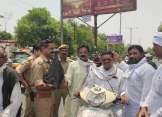 झांसी में रास्ता रोक पुलिस ने छीना काला झंडा, किया गिरफ्तार