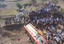 खरगोन में पुल से सूखी नदी में गिरी बस, 15 की मौत