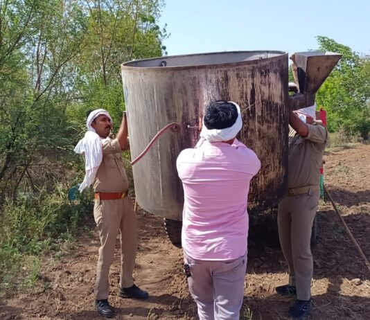 डेरा दातार नगर परवई/सारमऊ में दबिश, 1550 लिटर कच्ची शराब बरामद