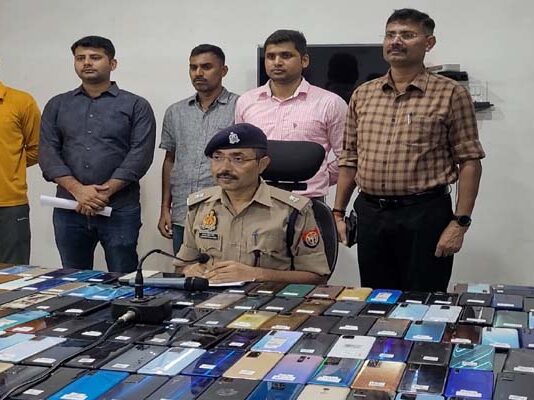 उम्मीद के विपरीत मिले खोये मोबाइल फोन तो खुशियां चहक उठीं