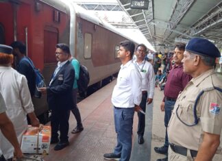 झांसी जंक्शन स्टेशन पर 250 अनधिकृत पकड़े गए