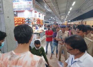 लखनऊ मद्रास एक्सप्रेस पर पथराव, दो युवक घायल