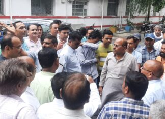 रेल अस्पताल के ओएस को डाक्टर व पूर्व पार्षद द्वारा धमकी के विरोध में एनसीआरईएस द्वारा प्रदर्शन