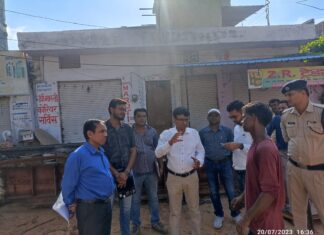 झांसी ग्वालियर रोड पर निर्माणाधीन रेल ओवर ब्रिज का निरीक्षण