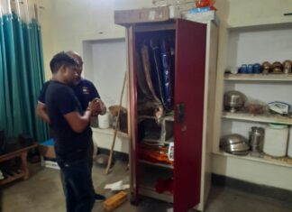 Jhansi बूढ़ा में लाखों का माल उड़ा ले गए चोर