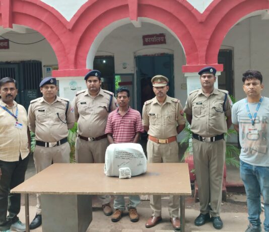 Jhansi प्लेटफार्म पर पकड़ा उड़ीसा का गांजा तस्कर