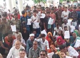 Jhansi अब नशे के अवैध धंधे के खिलाफ अड़जार गांव सड़क पर, चूल्हा – चौका लेकर देंगे धरना