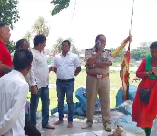 मंदिर में देवी दुर्गा की मूर्ति तोड़ कर चोरी कर ले गये