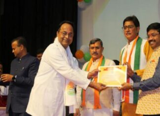 प्रदेश में सर्वाधिक नेत्र आपरेशन कर ख्याति प्राप्त झांसी के डॉ प्रभात चौरसिया सम्मानित