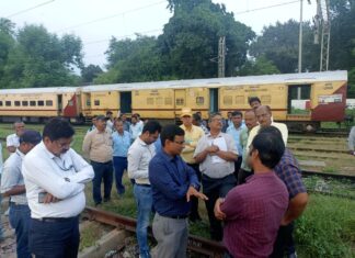 Jhansi डीआरएम ने अनुरक्षण वॉशिंग पिट व पीएफ 4 पर कार्य की तैयारी का जायजा लिया