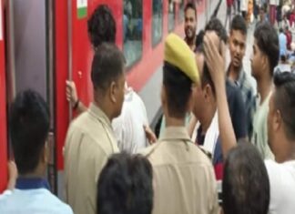 Prayagraj रेलवे विजिलेंस ने प्रयागराज एक्सप्रेस से दो टीटीई दबोचे, 11 बोतल शराब और 1.28 लाख रुपए बरामद