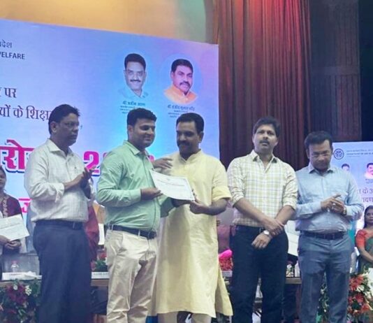 लखनऊ में राजकीय आश्रम पद्धति विद्यालय दुनारा झांसी में शिक्षक ब्रिजेन्द्र सिंह यादव सम्मानित