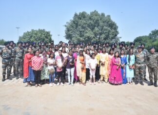 बहिनों ने भारतीय सेना के साथ मनाया रक्षाबंधन, बाँधा रक्षा सूत्र