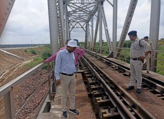 डीआरएम द्वारा झांसी – धौलपुर रेलखंड का निरीक्षण