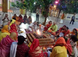 Jhansi विश्व कल्याण की कामना से पूर्णाहुति पर दी आहुतियां