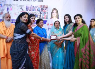 Jhansi डाॅ मधुरिमा नायक द्वारा 101 शिक्षक सम्मानित